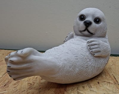 Sierlijk Zeehondenbeeld "Huilertje" - 28 cm Lang - Handbeschilderd Polystone - Realistisch Tuinbeeld & Interieur Decoratie