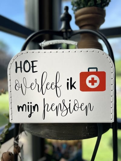 Creaties van hier - koffertje met wit handvat - Maat S - pensioen- hoe overleef ik mijn pensioen