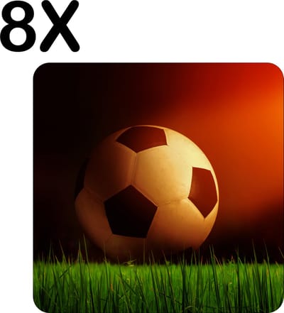 Luxe Placemat - Voetbal op het Gras in Schemerlicht - Set van 8 Placemats - 50x50 cm - 2 mm dik Vinyl - Anti Slip - Afneembaar