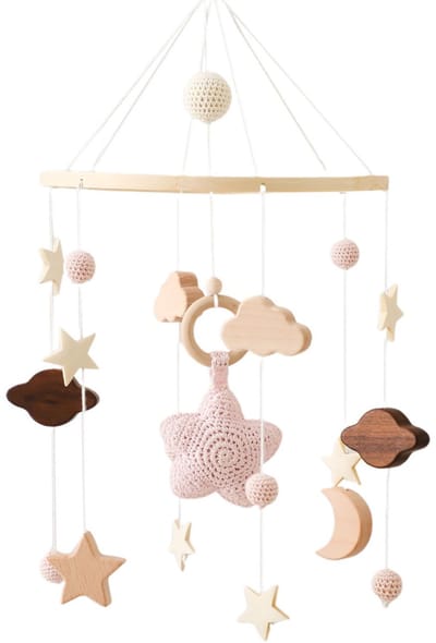 Wieghanger met sterren-maan- en wolkenpatroon; stervormig wiegbelletje; roze houten wiegwindgong- roze kleur.