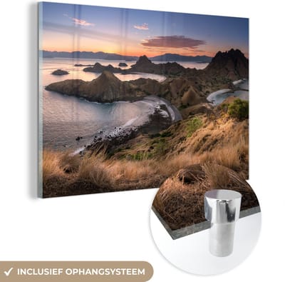 ® Glasschilderij 180x120 cm - Schilderij acrylglas - Indonesische Komodo eiland bezaaid met gras - Foto op glas - Muurdecoratie woonkamer - Wanddecoratie slaapkamer - Schilderijen