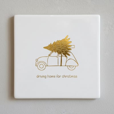 Driving Home for Christmas Keramische Tegel – Gouden Lijn Auto met Kerstboom Wanddecoratie – Feestelijke Kerst Woondecoratie – 15 × 15 cm