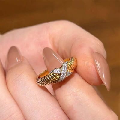 Mode Koppel Stijl Ring Licht Luxe Hoge Kwaliteit Retro Twists Glanzende Ringen voor Vrouwen Ongewone Feest Sieraden Verstelbaar resizable beige