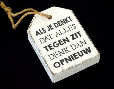 Hanger wit 9x6 cm - Als je denkt dat alles tegen zit denk dan opnieuw