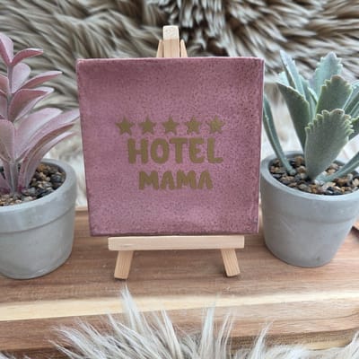 Robuust wenstegeltje – Hotel Mama – Grappig Cadeau & Decoratie – Hip trendy tegeltje – Decoratief Tegeltje met Standaard – Cadeau Idee - Cadeau voor Nieuwe Woning, Housewarming of Gezinscadeau – Sfeervol en Persoonlijk - Vriend(in)