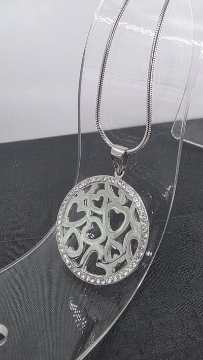 Hanger - Ø 3.5 cm - Rond - Hartjes met ketting L 45 cm - RVS - Prachtig design hanger met een opengewerkt patroon van meerdere harten, omringd door een rand van zirkonia-stenen.