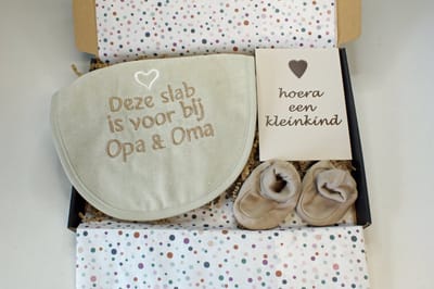 Brievenbus cadeau Hoera een kleinkind - cadeau voor Opa/Oma - slabber - baby slofjes