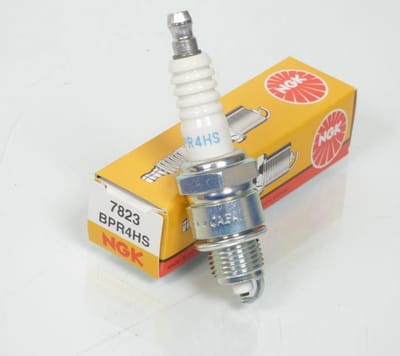 Bougie d'allumage NGK pour Moto Kawasaki 50 KDX 2003 à 2006 BPR4HS / 7823 / Par 10 Neuf