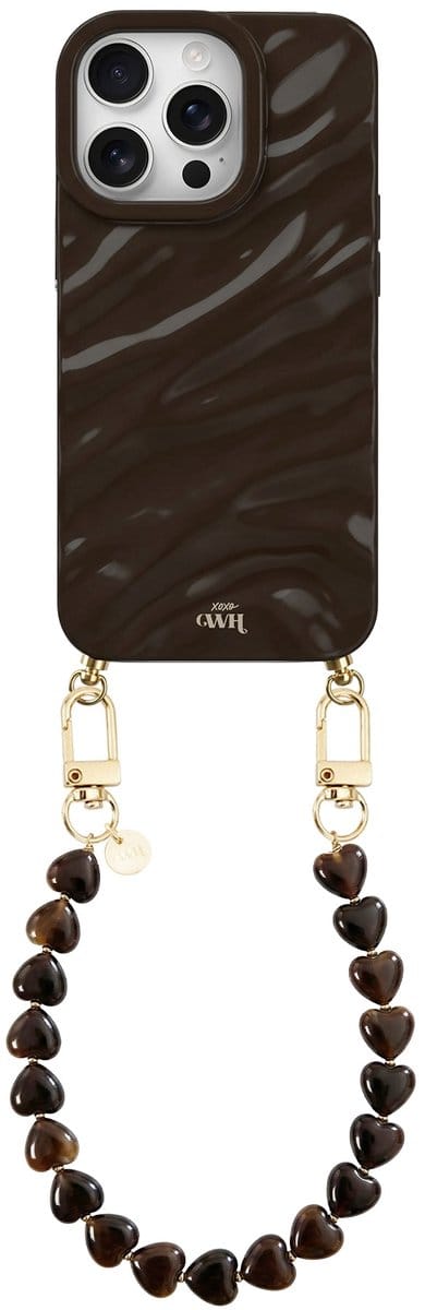 xoxo Wildhearts Brown Glaze telefoonhoesje met koord - geschikt voor iPhone 13 Pro Max - Sweetheart Brown - Dream hoesje met telefoonkoord - Glimmende silicone case met plooien - Korte hartjes ketting met gouden details - Bruin