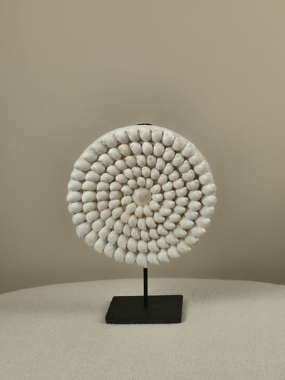 Blitzdeco - Schelpen Decoratie - Mia - Handgemaakt - Wit met Zwart - 23cm Op Standaard