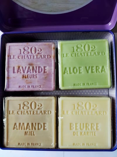 Metalen vierkant zeep blik Délices de Provence met 4 zachte palmolievrije zepen honing-lavendel-aloe vera-sheaboter- Vintage voorraadblik - Franse handzeep - Marseille zeep Marseillezeep