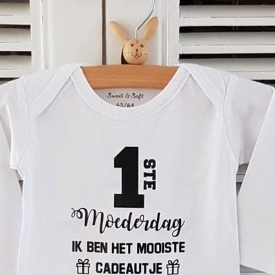 Rompertje baby tekst cadeau mama | eerste moederdag ik ben het mooiste cadeautje  | Lange mouw | wit zwart | maat 50-56  bekendmaking zwangerschap aanstaande baby jongen meisje unisex