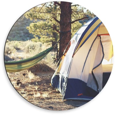 Dibond Wandcirkel - Tent met Hangmat in de Bossen - 50x50cm Foto op Aluminium Wandcirkel (met ophangsysteem)