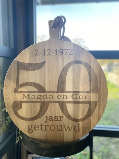 Creaties van Hier - serveerplank - 50 jaar getrouwd (geen mr en mrs) - 30 cm - gepersonaliseerd cadeau - hout