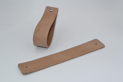 Leren handgrepen per stuk. Taupe Maat L 18X3cm Italiaans volnerf leder incl. stoere 26mm schroeven.