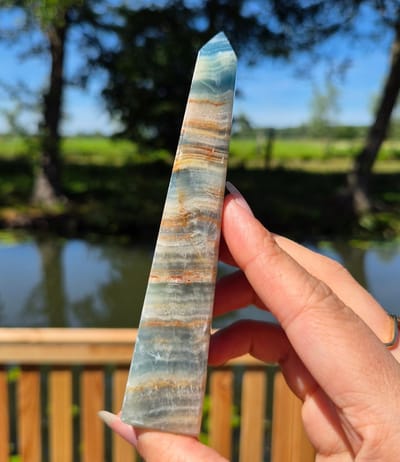 ThaleiaDesign - blauwe onyx toren - Edelstenen en Mineralen - Spiritualiteit - Woondecoratie - punt - interieur - cadeau vrouw - aardend - healing - chakra - liefde - spiritueel - meditatie - yoga - onyx