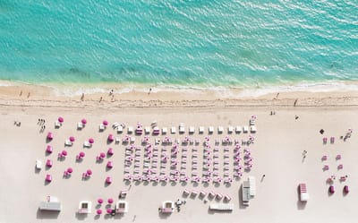 Komar Pure | pink umbrella | strand | fotobehang op vlies 400x250cm