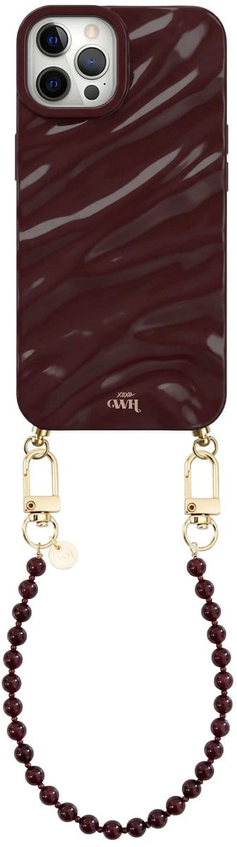 xoxo Wildhearts Burgundy Glaze telefoonhoesje met koord - geschikt voor iPhone 12 Pro - Burgundy Muse (kort koord) - Dream hoesje met telefoonkoord - Glimmende silicone case met plooien - Kralenketting met gouden details - Bordeaux rood
