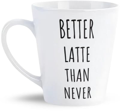 NietMokken.nl - Grappige Mok – Better Latte Than Never – Koffiemok 12 OZ – Mok Voor Koffieliefhebbers – Leuk Cadeau Voor Collega – Originele Tekstmok – Grappige Mokken En Méér – Latte Mok Voor Werk Of Thuis – Keramische Beker Bedrukt