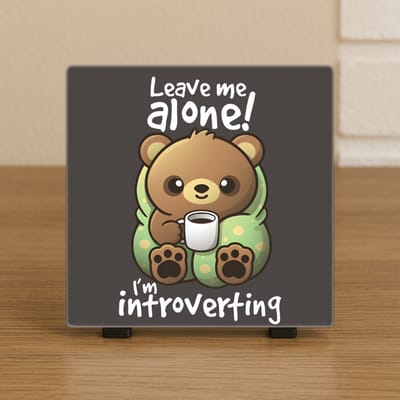 Wenstegeltje “Leave Me Alone” – Introverte Beer Decoratie - Hip trendy tegeltje – Wanddecoratie – Cadeau voor Nieuwe Woning, Housewarming of Gezinscadeau – Sfeervol en Persoonlijk – Trendy nu – Origineel cadeau – Incl standaard