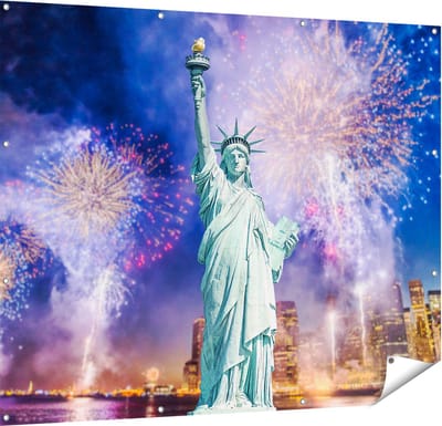 Gards Tuinposter Vrijheidsbeeld in New York met Vuurwerk - 150x120 cm - Tuindoek - Tuindecoratie - Wanddecoratie buiten - Tuinschilderij