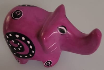 Nog meer sfeer in uw woonomgeving met deze prachtig handgemaakte mini olifant! Een bijzondere olifant gemaakt van speksteen, een zachte natuursteen. Vind een gezellig plekje in je huis, serre/tuinkamer of de werkkamer. Voor uzelf of als cadeau.