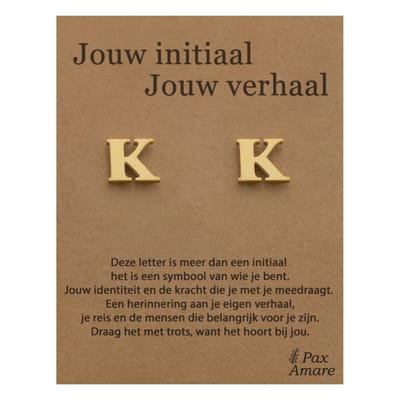 Letter K Oorbellen op Cadeau Kaartje - Jouw initiaal, jouw verhaal - Goudkleurig Stainless Steel - 7mm Initiaal Oorknopjes- Pax Amare