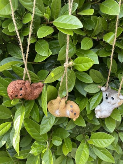 Polyresin hangende dieren "honden" - Set van 3 stuks - meerkleurig - 6x4x4 cm / lengte touw 32 cm - Woonaccessoires - Tuinaccessoires