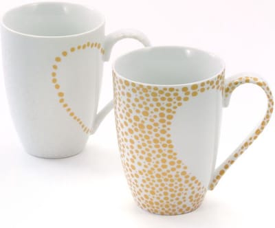 Mokkenset "Vero" - 2 mokken - witte mok met gouden ornamenten en een witte mok met een hart