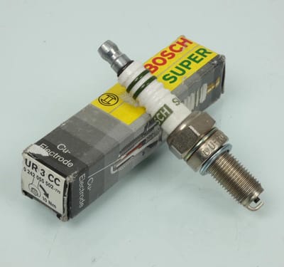 Bougie d'allumage Bosch UR 3 CC-10 pour moto Honda 600 Hornet 1998 à 2013 Neuf