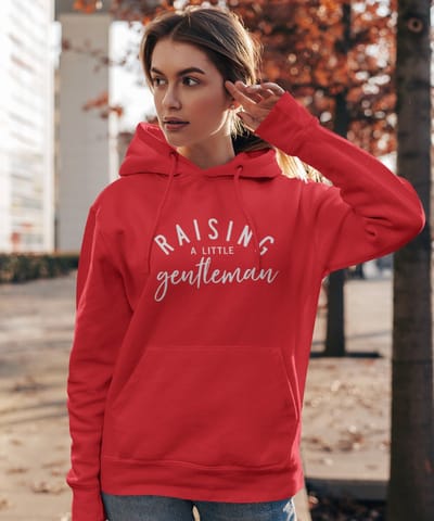 Moederdag Hoodie Raising A Little Gentleman - Kleur Rood | Maat XS | Moederdag Cadeautje Voor Mama's