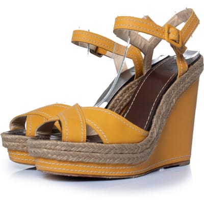 Christian Louboutin, okerkleurige leren sleehak sandalen