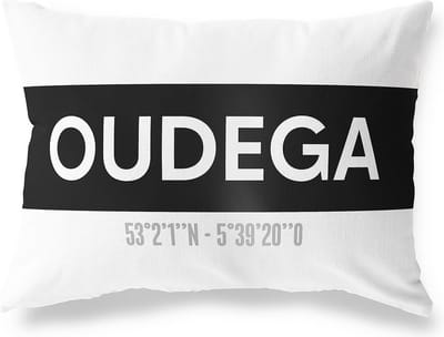 Tuinkussen OUDEGA - FRIESLAND met coördinaten - Buitenkussen - Bootkussen - Weerbestendig - Jouw Plaats - Studio216 - Modern - Zwart-Wit - 50x30cm