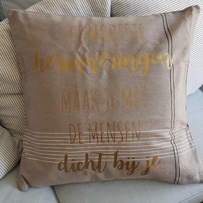 Kussen hoes met tekst bedrukt cadeau iets anders dan tekstbord of tegel | de mooiste herinneringen maak je met de mensen dicht bij je beige opdruk goud | 50x50 cm | vaderdag moederdag verjaardag opa man opa vrouw feestdagen kerst woonkamer luxe zacht