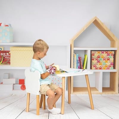 Kleine houten kinderstoel en kindertafel voor speel- en leerplekken