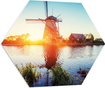 WallClassics - PVC Schuimplaat Hexagon - Zonlicht langs Hollandse Molen aan het Water - 70x60.9 cm Foto op Hexagon (Met Ophangsysteem)