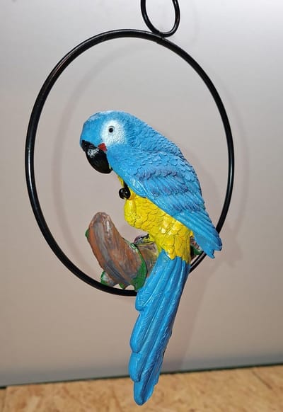 Papegaai op ring hanger beeld - 15cm ring diameter - blauw/geel - Kado - Cadeau - Decoratie - Woonaccessoires - Beeld