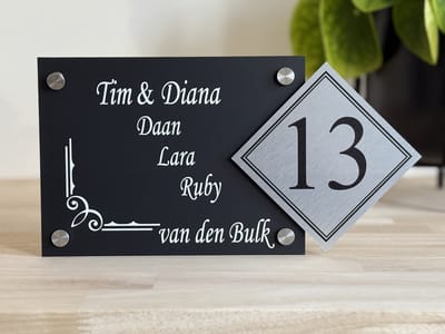 Naambordje voordeur | Huisnummer | Corner | MAT zwart | 15x28.5cm | RVS afstandhouders