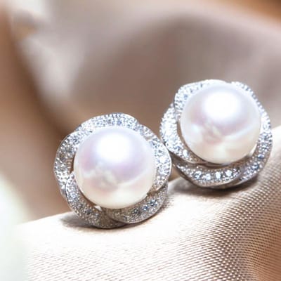 Huitan Prachtige Bloemvorm Imitatie Parel Oorbellen Studs voor Dames Sierlijke Meisjes Accessoires Leuke Cadeaus Populaire Oorbellen voor Vrouwen white