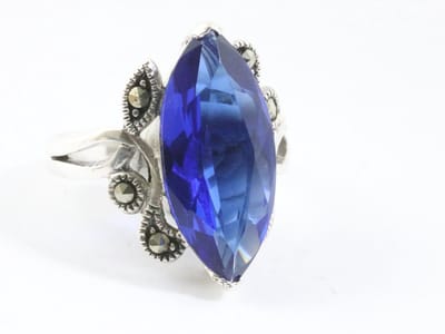 Zware zilveren ring met blauwe saffier en marcasiet - maat 16
