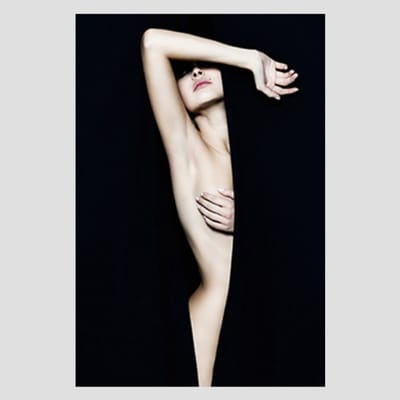 Allernieuwste.nl® Canvas Schilderij Sexy Naakt Meisje achter Gordijn - Kunst aan je Muur - ZwartWit - 60 x 90 cm