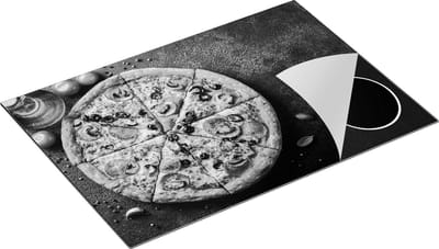 Chefcare Inductie Beschermer Pepperoni Pizza op een Zwarte Marmeren Plaat - Zwart Wit - 75x50 cm - Afdekplaat Inductie - Kookplaat Beschermer - Inductie Mat