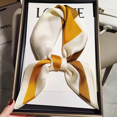Dames Haarsjaal 70x70 cm - Crème Oker Camel – Geometrisch Patroon - Vierkante sjaal - Luxe Look – Tijdloos Design