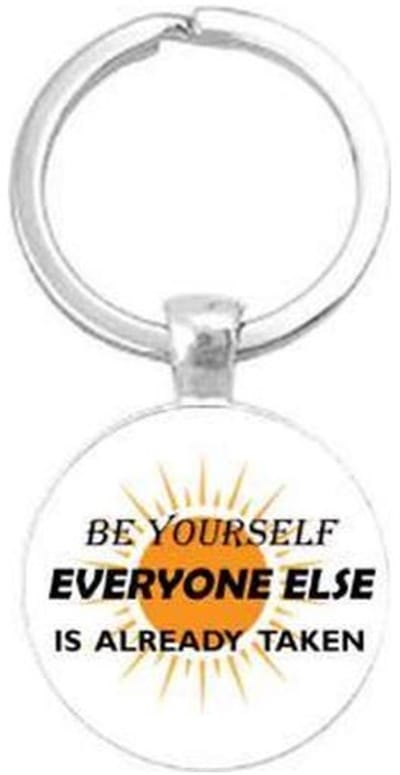 Akyol - be youre self everyone is already taken Sleutelhanger - Mama/Moeder - degene die dichtbij zichzelf moet blijven - be yourself - wees jezelf - sleutelhanger - 2,5 x 2,5 CM