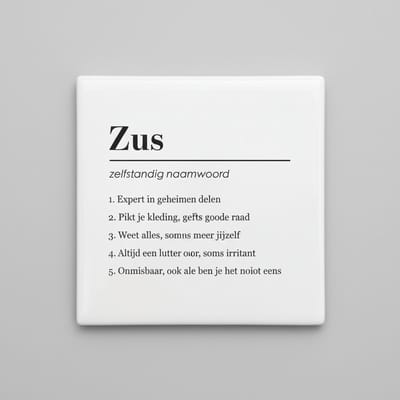 Zus Definitie Tegel – Grappige en Eerlijke Familie Tekst – Keramische Tegel 15 × 15 cm