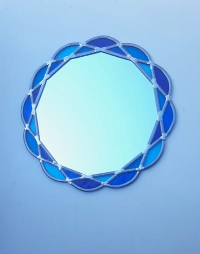 Glas in lood Spiegel Blauw - Spiegel - Glas in lood - wand decoratie - Raam hanger - Cadeau - geschenk - kleurrijk glas in lood - ambacht - handwerk - glas atelier - glas - blauw - mirror - stained glass - tiffany