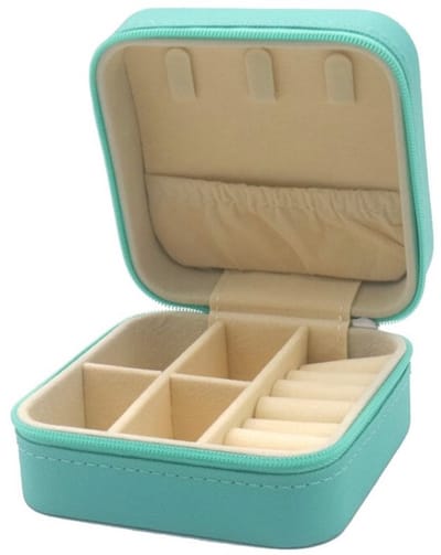 Ik ga op reis en ik neem mee dit compacte sieradendoosje 10x10x5cm. Op een handige en mooie manier je sieraden opbergen. Gemakkelijk met een rits af te sluiten. Leuk om voor uzelf te kopen of om cadeau te geven.