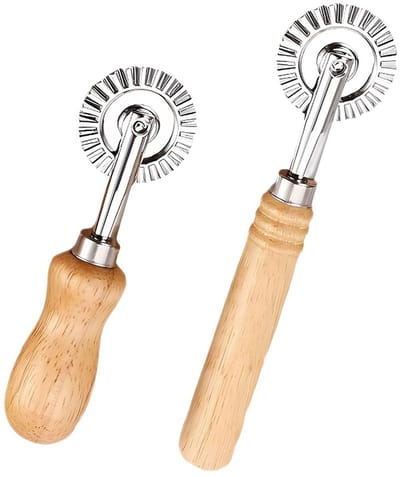 Dailygoods- Pastasnijder 4 cm diameter - Deegsnijder - Snijwiel - Roestvrij staal - Houten handvat - Duurzaam materiaal