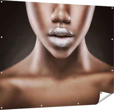Gards Tuinposter Zilveren Lippen van een Afrikaanse Vrouw - 150x120 cm - Tuindoek - Tuindecoratie - Wanddecoratie buiten - Tuinschilderij