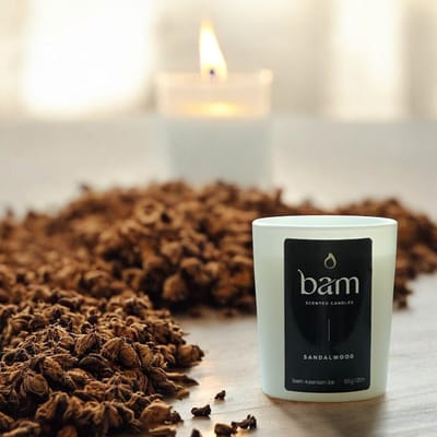 BAM Mini Sandalwood Geurkaars – Sandelhout Kaars met Houten Wiek – Vegan Geurkaars van Zonnebloemwas – 25 Branduren – Handgemaakt in België